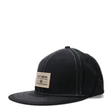 Gorra negra con logo KristoBelga en beige.