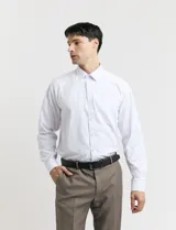 Camisa blanca de vestir, de corte clásico, con cuello abotonado y manga larga.