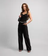 Body negro de crepé sin mangas, con escote corazón y detalle de tul con transparencia en la parte superior.