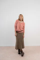 Remera de tejido de punto a rayas horizontales color naranja y blanco, de corte recto, cuello redondo y mangas largas.