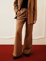 Pantalón de vestir marrón claro, de corte palazzo y tiro alto.