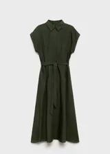 Vestido camisero midi color verde oliva, con cuello camisero, mangas cortas con dobladillo, cierre frontal con botones y cinturón de lazo.