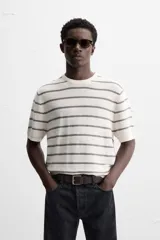 Camiseta regular fit de punto color crudo con rayas horizontales grises, cuello redondo y manga corta.