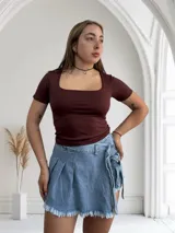 Remera negra ajustada al cuerpo, con escote cuadrado y mangas cortas.