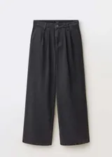 Pantalón de jean negro de corte wide leg, tiro medio y pinzas delanteras.