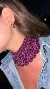 Gargantilla tejida a mano en crochet con seda viscosa color fucsia.