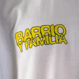 Remera blanca de corte clásico con estampa en la espalda de dos osos en moto con la frase "Barrio y Familia".