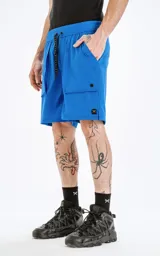 Bermuda azul francia de calce relax-fit con bolsillos delanteros con fuelle, cintura con elástico y cordón de ajuste. Tejido Water Repellent.