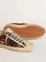 Zapatillas Golden Goose modelo V-Star 2 con estampado animal print de leopardo, estrella lateral negra y cordones grises.