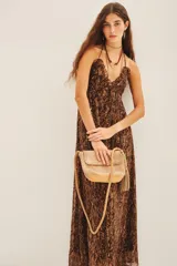 Vestido largo de gasa con lurex y estampado reptil en tonos marrones. Tiene escote en V con volados y breteles finos.