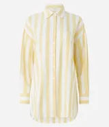 Camisa de viscolino con estampado de rayas verticales amarillas y blancas, corte alargado, cuello inglés, mangas largas y bolsillo en el pecho.