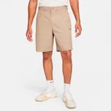 Short color beige de corte chino, con logo de Nike bordado en la pierna izquierda.
