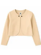 Blazer corto color beige con cuello redondo, cierre con dos botones y mangas largas.
