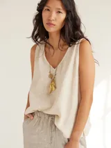 Musculosa color crema de lino, con escote en V y corte holgado.