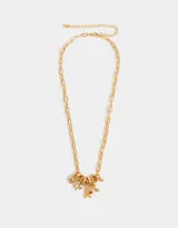 Collar corto dorado con cadena de eslabones grandes y dijes colgantes de flores y piedras rojas.