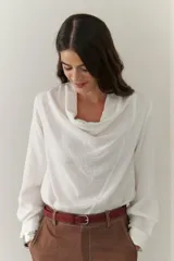 Blusa color camel con escote en V y diseño de manga larga, ligera y cómoda.