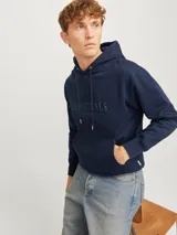 Hoodie azul marino tipo canguro de manga larga con capucha y fit regular. Cuenta con un bolsillo y cordón ajustable con terminales metálicas con el logo de la marca.