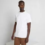 Camiseta de punto blanca, de corte clásico y cuello redondo, con mangas cortas.
