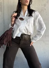 Camisa blanca con bordado floral, cuello mao y mangas largas abullonadas.