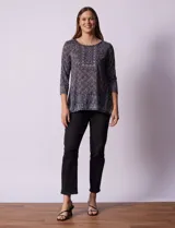Blusa de modal estampado en tonos grises, marca Ruby Rd. Tiene corte holgado, mangas tres cuartos y cuello redondo. El frente está decorado con apliques de brillos.