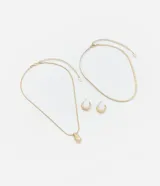 Conjunto de collar de doble cadena dorada, una con dije de gota y otra tipo espiga, y caravanas argollas doradas con efecto martillado.