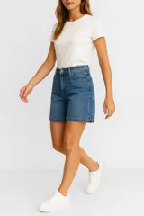 Short de jean azul con bolsillos delanteros y traseros, de calce recto y tiro alto.