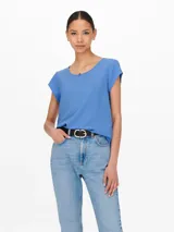 Remera celeste de manga corta con cuello redondo.