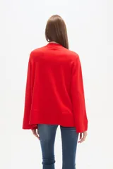 Sweater de viscosa color beige, con cuello polera, corte holgado y pespuntes decorativos en el frente.