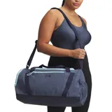 Bolso deportivo Under Armour Undeniable, color negro con logo blanco. Cuenta con doble asa de mano, correa de hombro ajustable y múltiples compartimentos con cierre.