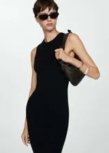 Vestido largo de punto fino color negro, con cuello redondo y sin mangas.