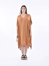 Vestido marrón medio con escote en V, corte holgado y mangas cortas.