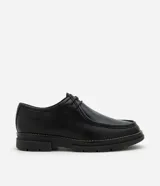 Zapato de vestir negro con cordones, fabricado en cuero sintético, con puntera redondeada y suela de goma.