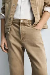 Pantalón de jean color marrón claro, de corte recto y tiro alto, con cinco bolsillos y cierre frontal con botones.
