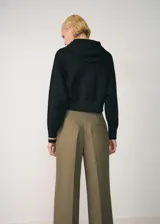 Jersey negro de punto fino con capucha y manga larga.