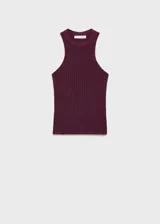 Top negro de tejido de punto fino con lúrex, cuello halter y diseño entallado.