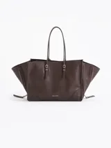 Bolso tote pequeño de cuero vacuno negro, con cierres funcionales en los laterales para mayor apertura y espacio. Incluye bolsillo cruzado interno y tag con aplique metálico.