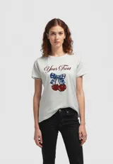 Remera blanca de algodón con estampado de cerezas y moño a cuadros. Corte clásico y cuello redondo.