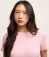 Blusa color beige de viscosa con elastano, de manga corta, cuello redondo, textura acanalada y bajo ondulado.