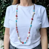 Collar largo de cadena de bronce con cuentas de coral, turquesa y nácar.