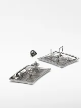 Par de aros colgantes metálicos con forma geométrica irregular y diseño grabado con motivos abstractos. Cierre con broche.