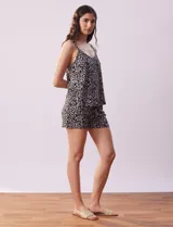 Conjunto de pijama de tres piezas, marca René Rofé. Incluye saco, musculosa con escote en V y short con cintura elastizada.