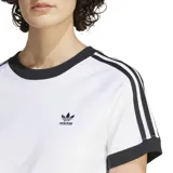 Remera blanca de corte ajustado con cuello redondo y mangas cortas con ribete negro. Presenta las tres bandas características de Adidas en color negro sobre los hombros y el logo de la marca bordado en el pecho.