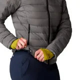 Campera con capucha de plumas, color negro, con cierre frontal completo y logo de la marca en el pecho.