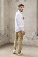 Camisa blanca con finas rayas verticales azules, de corte slim fit y manga larga.