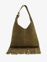 Bolso tipo cubo negro de cuero gamuzado con flecos largos en la parte inferior y asa de hombro ajustable.