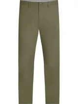 Pantalón chino color verde oliva, de corte slim fit y pierna recta.
