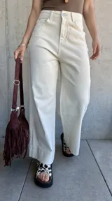 Pantalón de jean color crudo, de corte recto y tiro alto. Confeccionado en denim con lycra.