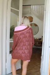 Sweater calado negro con cuello desbocado y mangas largas.