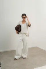 Pantalón blanco de tencel de corte ancho con bolsillos laterales y costuras marcadas al frente.