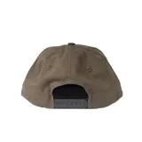 Gorro de visera Thrasher color verde oliva con logo bordado en negro y cordón decorativo negro.